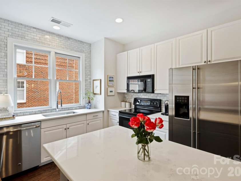 4913 Hill View Drive, Charlotte, NC 28210.  MLS# CAR4410538, YatesRealty ID 45516. Kitchen
