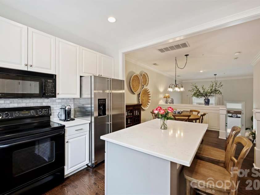 4913 Hill View Drive, Charlotte, NC 28210.  MLS# CAR4410538, YatesRealty ID 45516. Kitchen