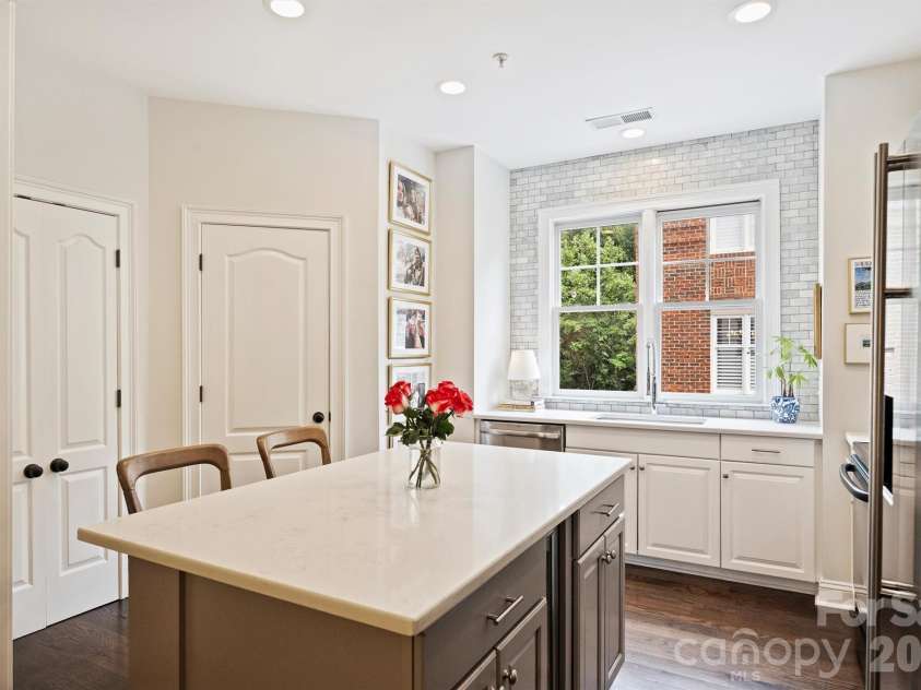 4913 Hill View Drive, Charlotte, NC 28210.  MLS# CAR4410538, YatesRealty ID 45516. Kitchen