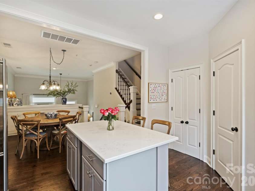 4913 Hill View Drive, Charlotte, NC 28210.  MLS# CAR4410538, YatesRealty ID 45516. Kitchen