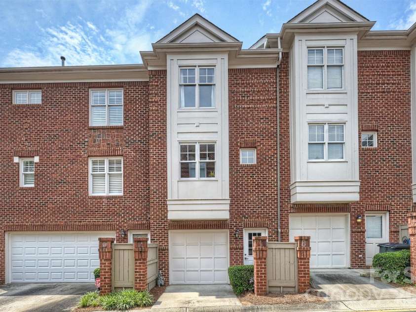 4913 Hill View Drive, Charlotte, NC 28210.  MLS# CAR4410538, YatesRealty ID 45516. One Car Garage (middle unit)