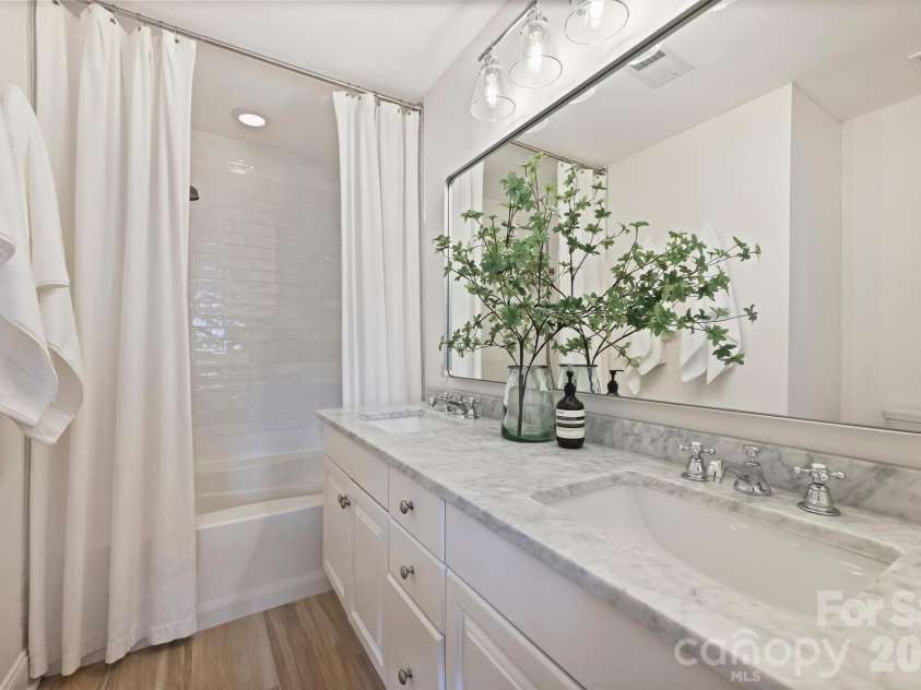 4913 Hill View Drive, Charlotte, NC 28210.  MLS# CAR4410538, YatesRealty ID 45516. Primary Bathroom