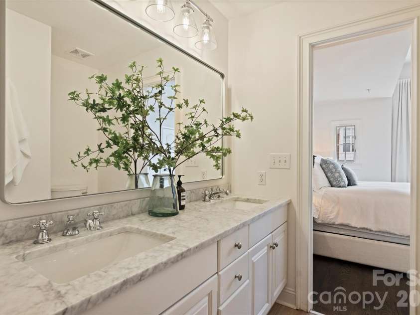 4913 Hill View Drive, Charlotte, NC 28210.  MLS# CAR4410538, YatesRealty ID 45516. Primary Bathroom