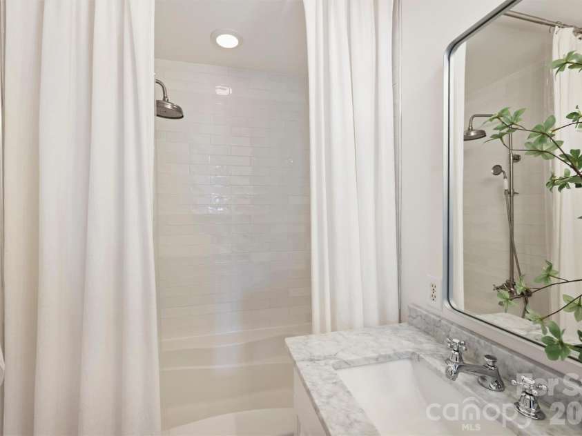 4913 Hill View Drive, Charlotte, NC 28210.  MLS# CAR4410538, YatesRealty ID 45516. Primary Bathroom