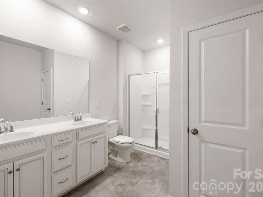 3307 Sand Post Oak Court, Gastonia, NC 28056.  MLS# CAR4397989, YatesRealty ID 45517. Primary Bathroom