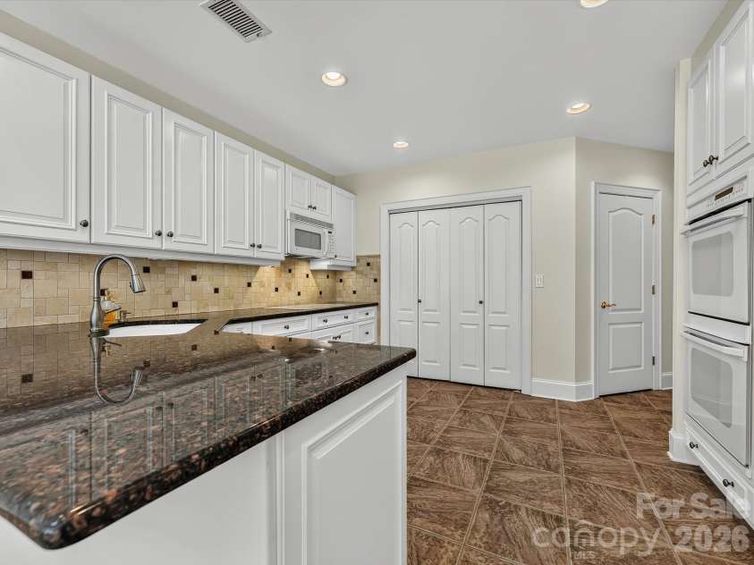 5719 Ballinard Lane, Charlotte, NC 28277.  MLS# CAR4400247, YatesRealty ID 45519. 