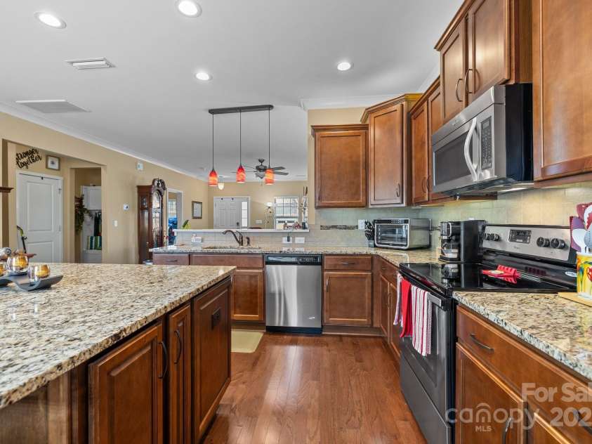 12545 Druids Glen Drive, Pineville, NC 28134.  MLS# CAR4234518, YatesRealty ID 4552. Plenty of countertop space in this kitchen!