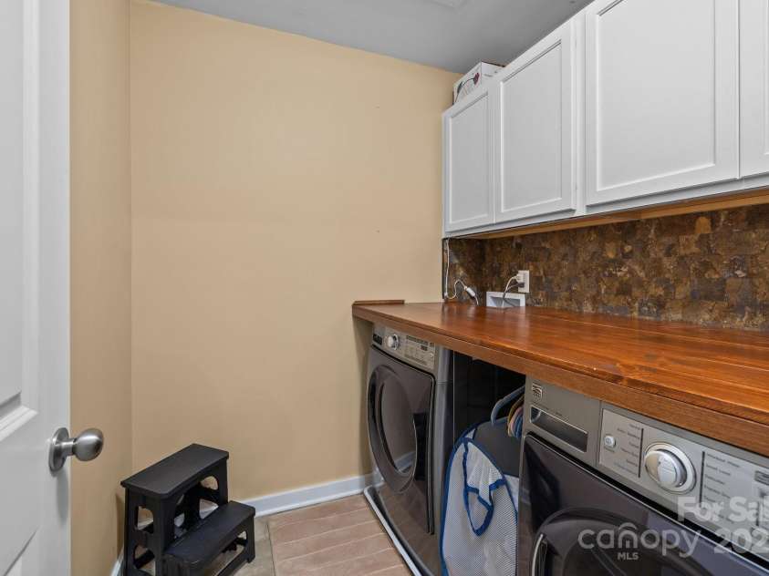 12545 Druids Glen Drive, Pineville, NC 28134.  MLS# CAR4234518, YatesRealty ID 4552. Upstairs laundry room