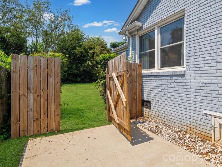 5300 Milford Road, Charlotte, NC 28210.  MLS# CAR4402604, YatesRealty ID 45523. 