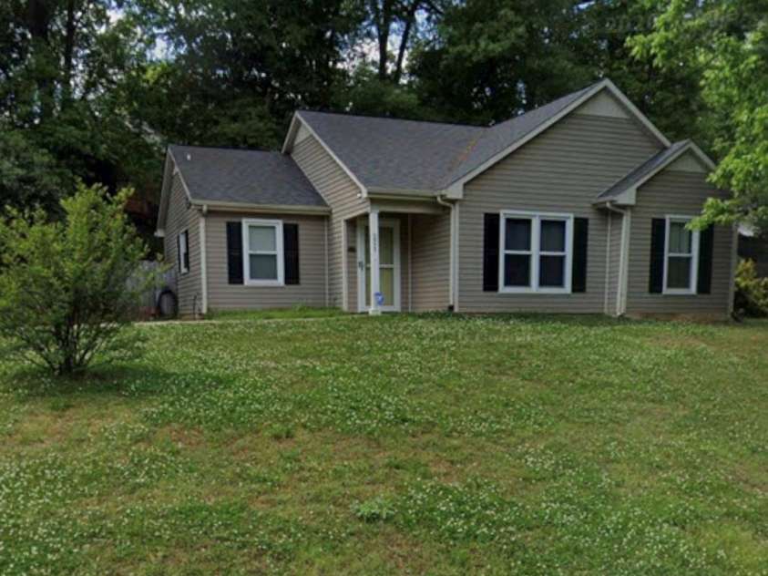 2211 Auten Circle, Mount Holly, NC 28120.  MLS# CAR4416125, YatesRealty ID 45527. 