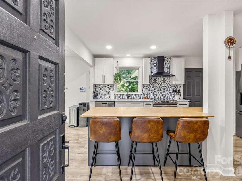226 Vickery Drive, Charlotte, NC 28215.  MLS# CAR4415894, YatesRealty ID 45528. 