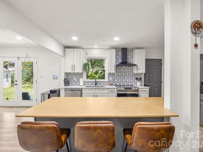 226 Vickery Drive, Charlotte, NC 28215.  MLS# CAR4415894, YatesRealty ID 45528. 