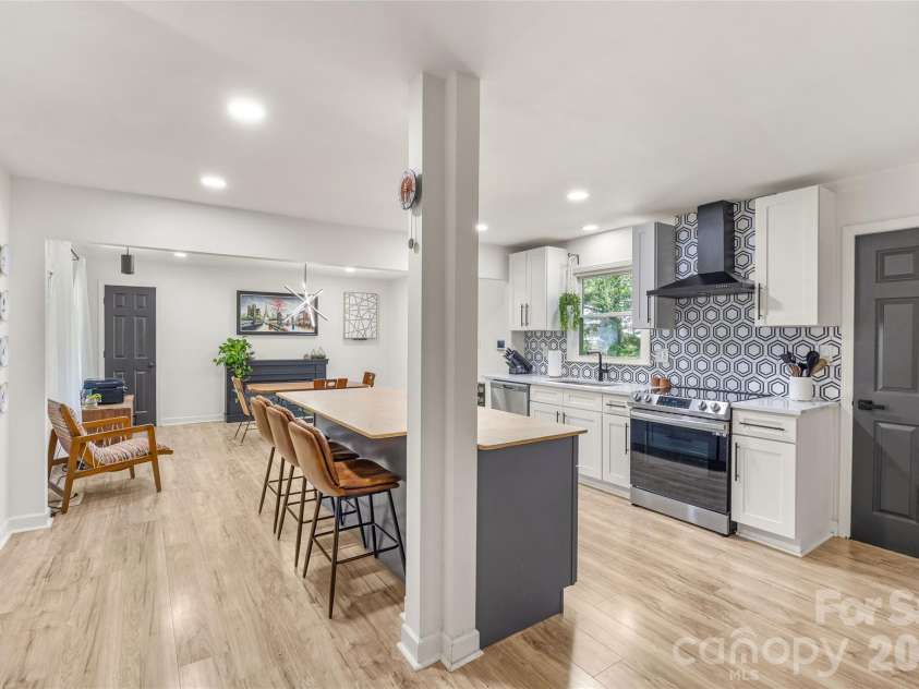 226 Vickery Drive, Charlotte, NC 28215.  MLS# CAR4415894, YatesRealty ID 45528. 