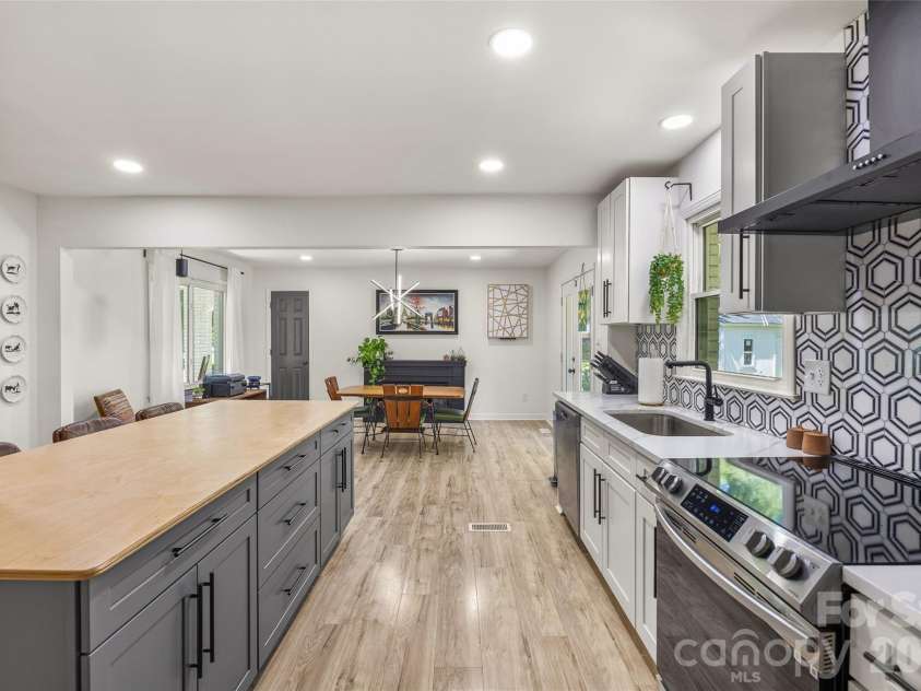 226 Vickery Drive, Charlotte, NC 28215.  MLS# CAR4415894, YatesRealty ID 45528. 