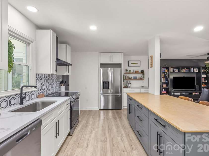 226 Vickery Drive, Charlotte, NC 28215.  MLS# CAR4415894, YatesRealty ID 45528. 