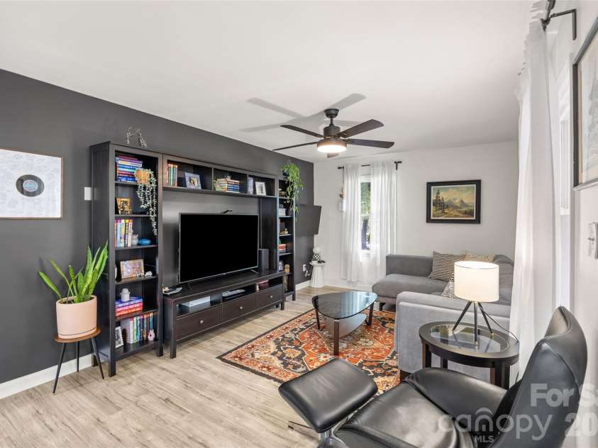 226 Vickery Drive, Charlotte, NC 28215.  MLS# CAR4415894, YatesRealty ID 45528. 