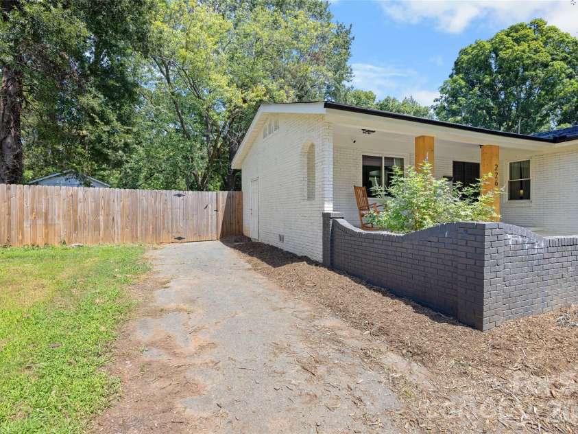 226 Vickery Drive, Charlotte, NC 28215.  MLS# CAR4415894, YatesRealty ID 45528. 