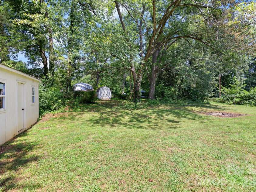 226 Vickery Drive, Charlotte, NC 28215.  MLS# CAR4415894, YatesRealty ID 45528. 