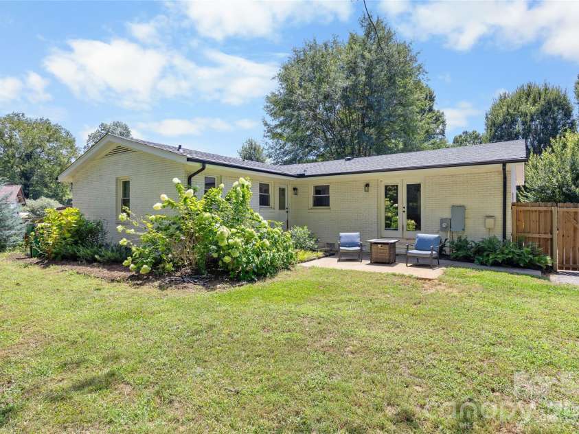 226 Vickery Drive, Charlotte, NC 28215.  MLS# CAR4415894, YatesRealty ID 45528. 