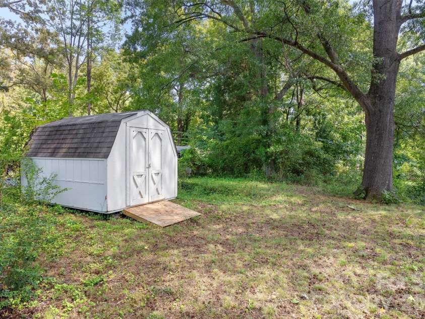 226 Vickery Drive, Charlotte, NC 28215.  MLS# CAR4415894, YatesRealty ID 45528. 