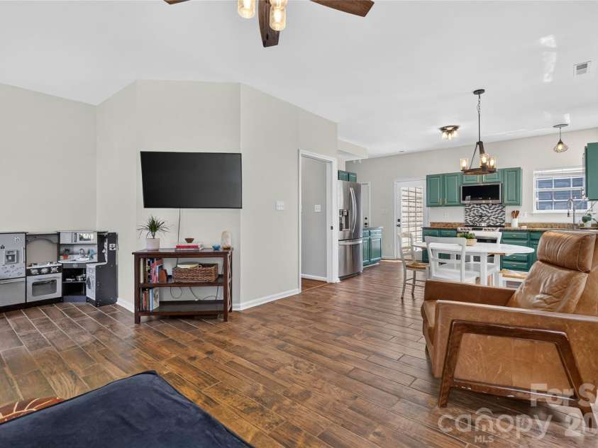 8914 Raven Park Drive, Charlotte, NC 28216.  MLS# CAR4413312, YatesRealty ID 45529. 