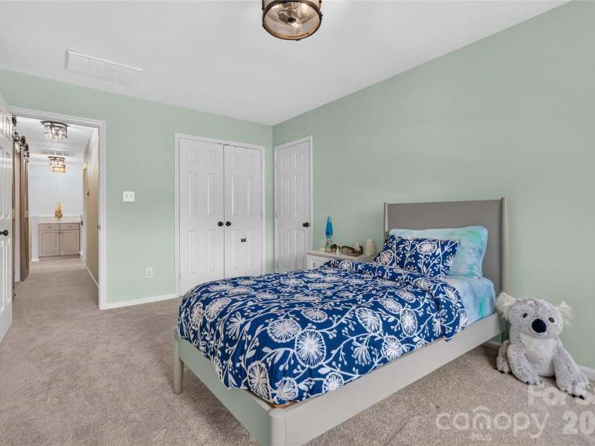 8914 Raven Park Drive, Charlotte, NC 28216.  MLS# CAR4413312, YatesRealty ID 45529. 