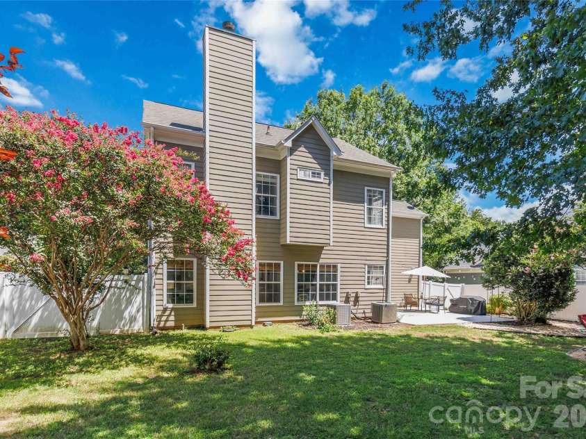 8914 Raven Park Drive, Charlotte, NC 28216.  MLS# CAR4413312, YatesRealty ID 45529. 