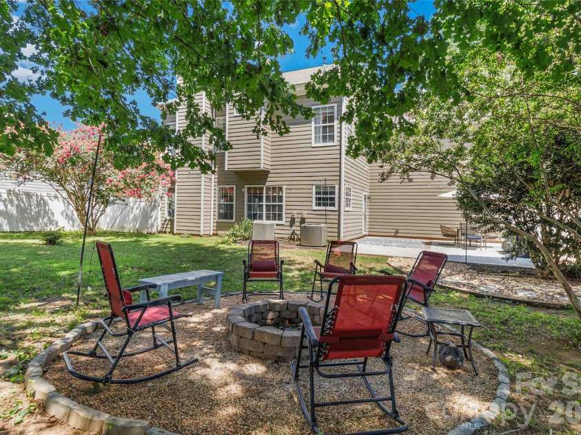 8914 Raven Park Drive, Charlotte, NC 28216.  MLS# CAR4413312, YatesRealty ID 45529. 