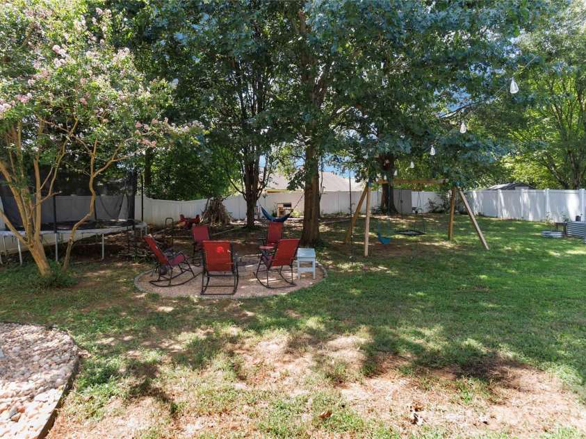 8914 Raven Park Drive, Charlotte, NC 28216.  MLS# CAR4413312, YatesRealty ID 45529. 