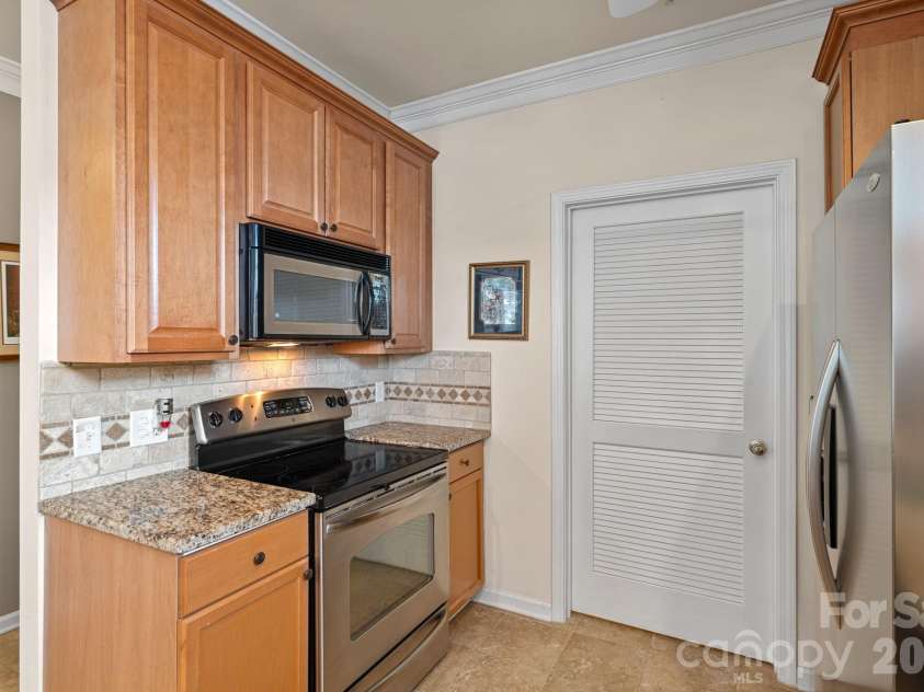 18742 Nautical Drive, Cornelius, NC 28031.  MLS# CAR4343939, YatesRealty ID 4553. Stainless appliances