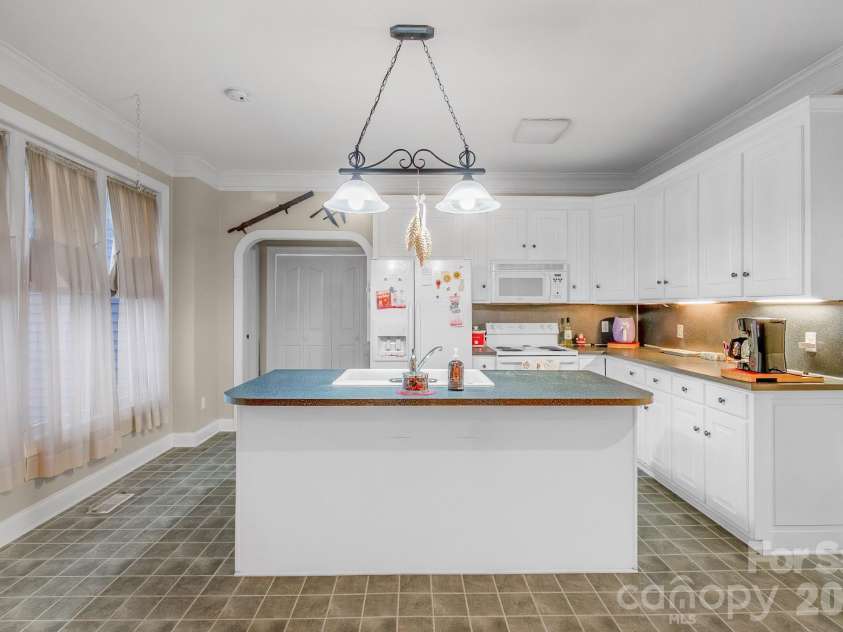 722 Canterbury Drive, Lancaster, SC 29720.  MLS# CAR4349697, YatesRealty ID 4553. 