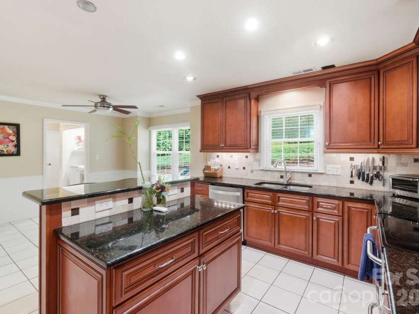 201 Wainsley Place, Matthews, NC 28105.  MLS# CAR4407896, YatesRealty ID 45535. Kitchen w/Upgraded Cabinets, Granite Countertops, Breakfast Bar