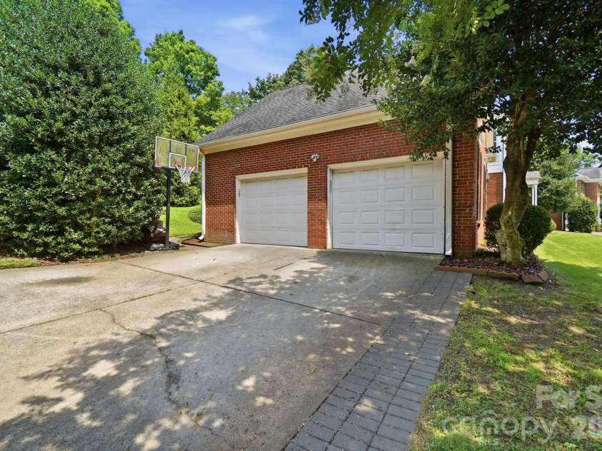 201 Wainsley Place, Matthews, NC 28105.  MLS# CAR4407896, YatesRealty ID 45535. Side Entry Double Car Garage