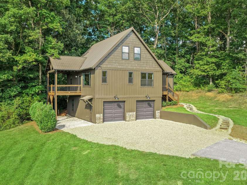 340 Porter Creek Drive, Franklin, NC 28734.  MLS# CAR4416379, YatesRealty ID 45537. 