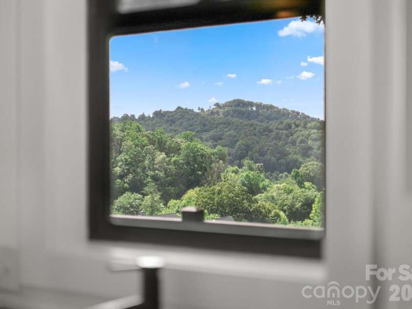 340 Porter Creek Drive, Franklin, NC 28734.  MLS# CAR4416379, YatesRealty ID 45537. 