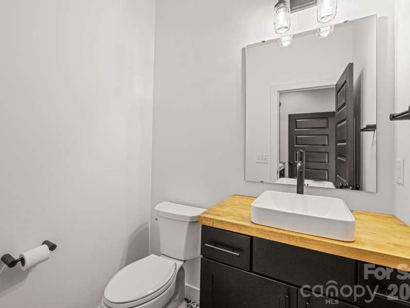 340 Porter Creek Drive, Franklin, NC 28734.  MLS# CAR4416379, YatesRealty ID 45537. 