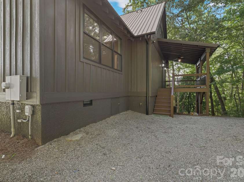 340 Porter Creek Drive, Franklin, NC 28734.  MLS# CAR4416379, YatesRealty ID 45537. 
