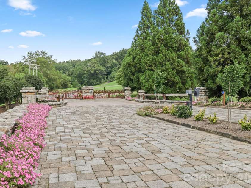 340 Porter Creek Drive, Franklin, NC 28734.  MLS# CAR4416379, YatesRealty ID 45537. 