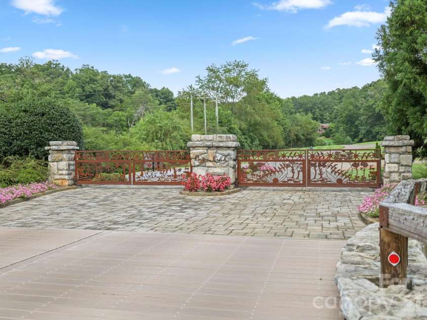 340 Porter Creek Drive, Franklin, NC 28734.  MLS# CAR4416379, YatesRealty ID 45537. 