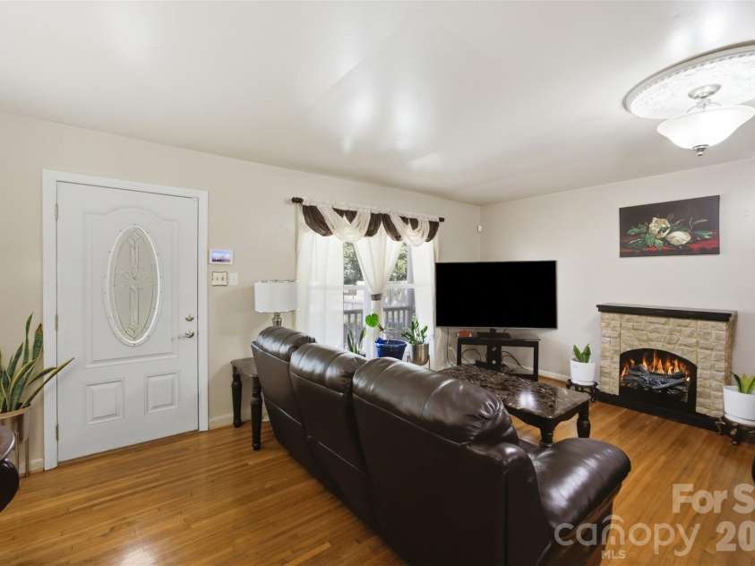 5218 Dolphin Lane, Charlotte, NC 28215.  MLS# CAR4415412, YatesRealty ID 45538. 