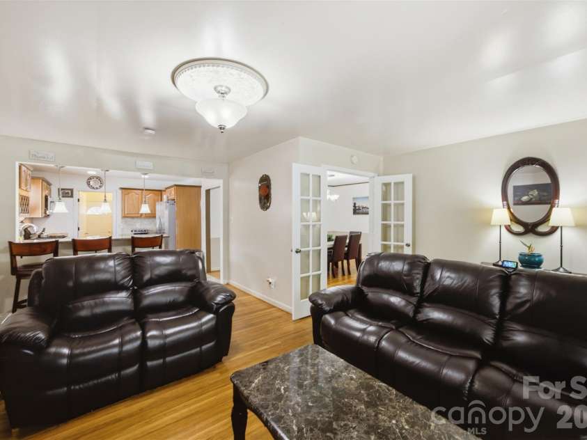 5218 Dolphin Lane, Charlotte, NC 28215.  MLS# CAR4415412, YatesRealty ID 45538. 