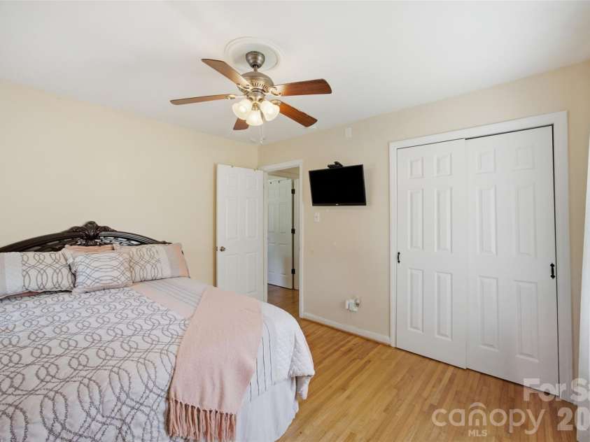 5218 Dolphin Lane, Charlotte, NC 28215.  MLS# CAR4415412, YatesRealty ID 45538. 