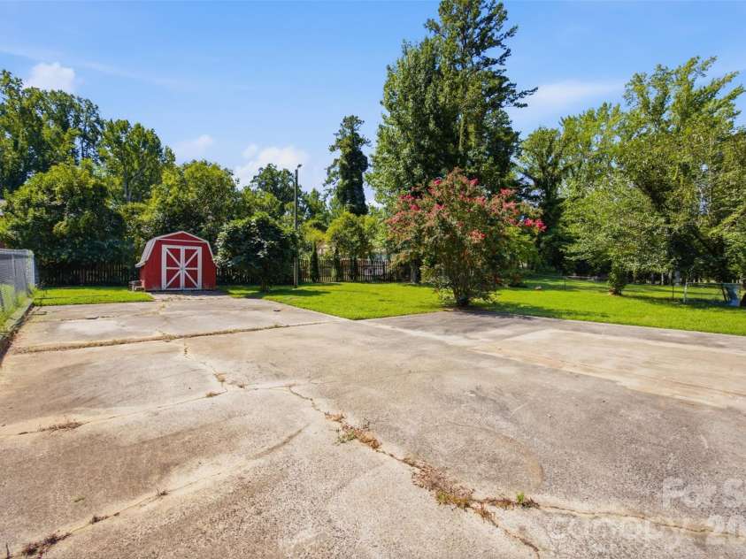 5218 Dolphin Lane, Charlotte, NC 28215.  MLS# CAR4415412, YatesRealty ID 45538. 