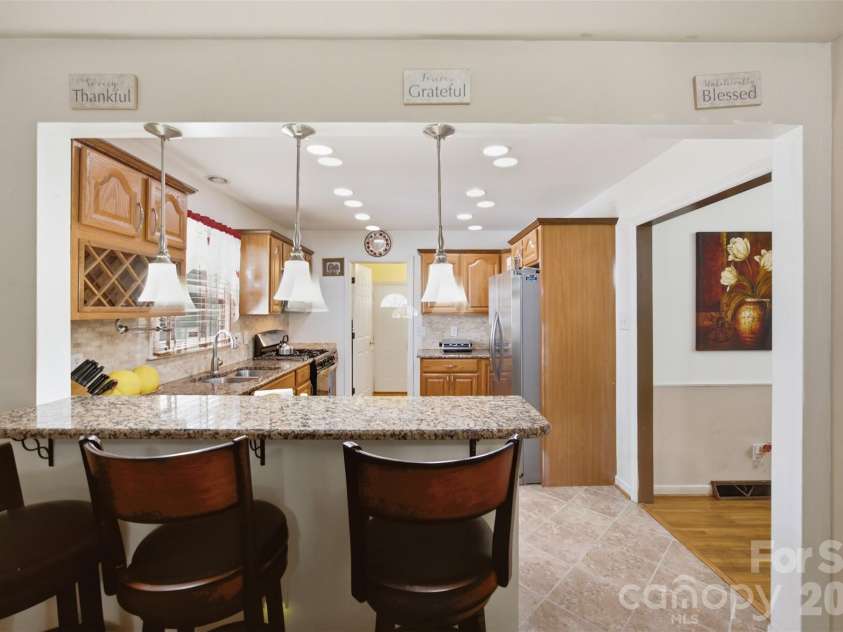 5218 Dolphin Lane, Charlotte, NC 28215.  MLS# CAR4415412, YatesRealty ID 45538. Breakfast bar