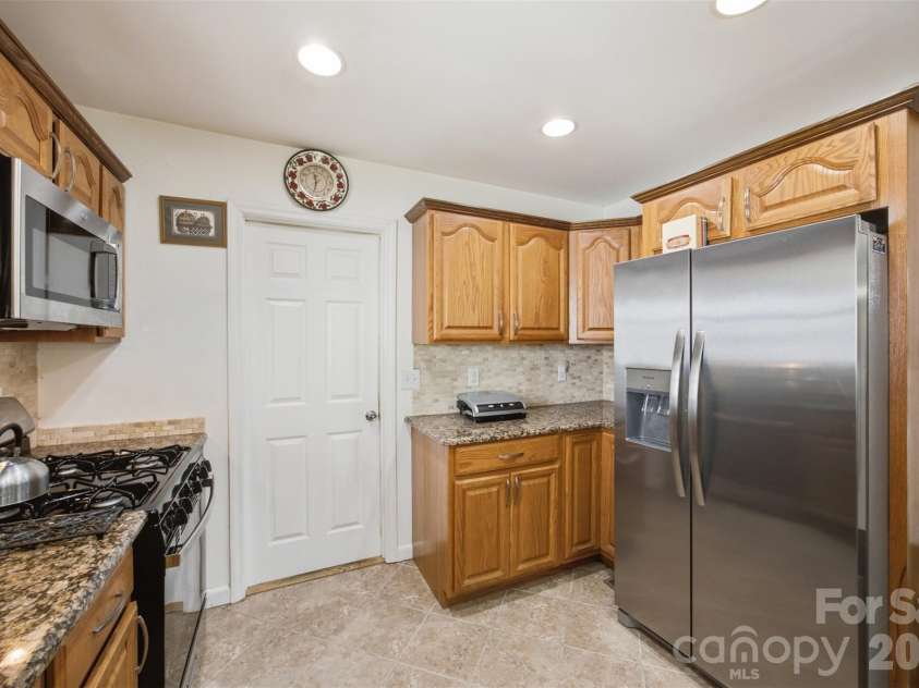5218 Dolphin Lane, Charlotte, NC 28215.  MLS# CAR4415412, YatesRealty ID 45538. New Stainless appliances