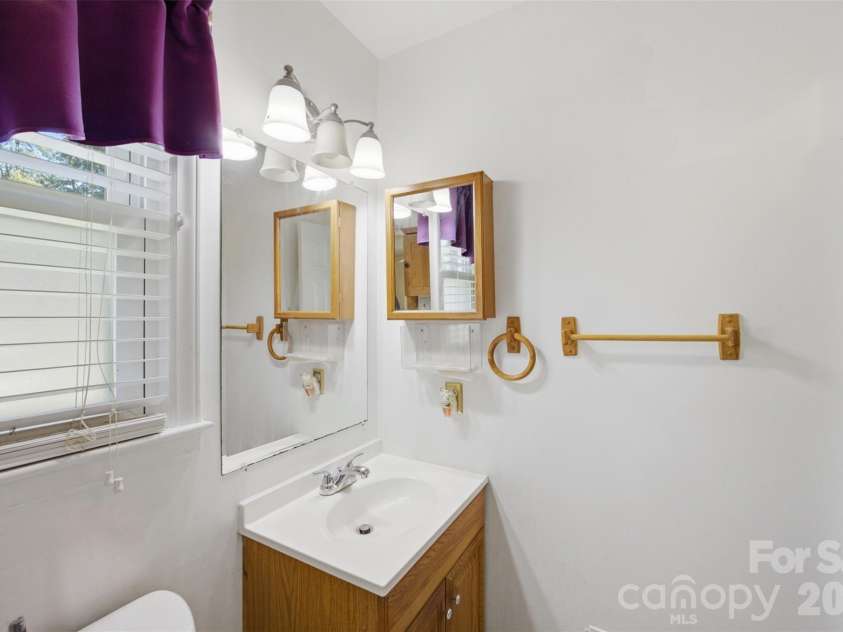 5218 Dolphin Lane, Charlotte, NC 28215.  MLS# CAR4415412, YatesRealty ID 45538. Primary private bath