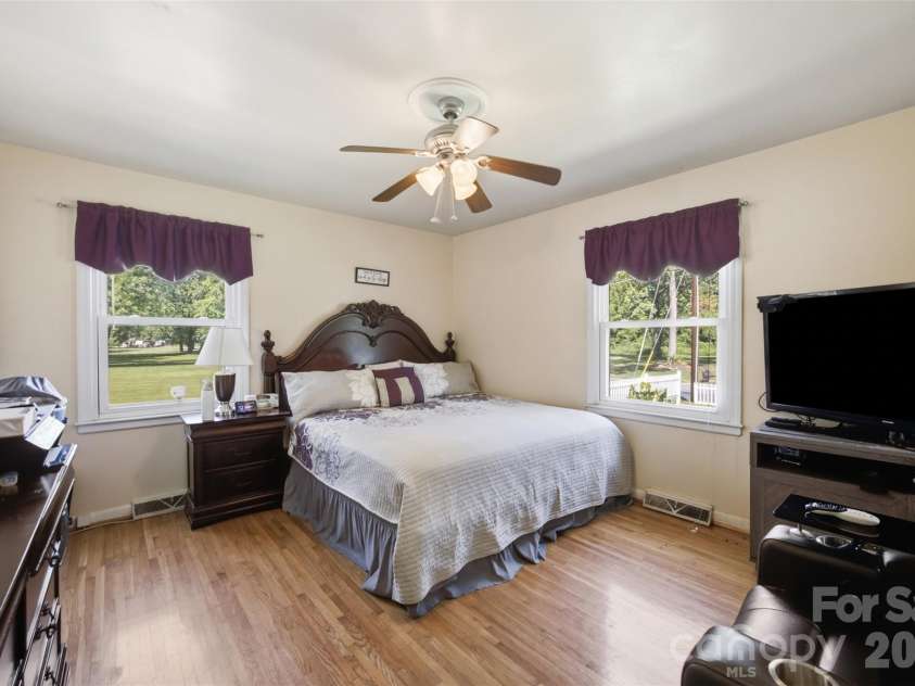 5218 Dolphin Lane, Charlotte, NC 28215.  MLS# CAR4415412, YatesRealty ID 45538. Primary suite