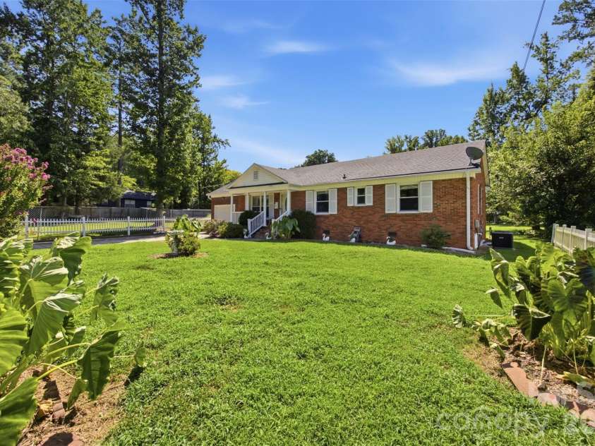 5218 Dolphin Lane, Charlotte, NC 28215.  MLS# CAR4415412, YatesRealty ID 45538. Thank you for visiting