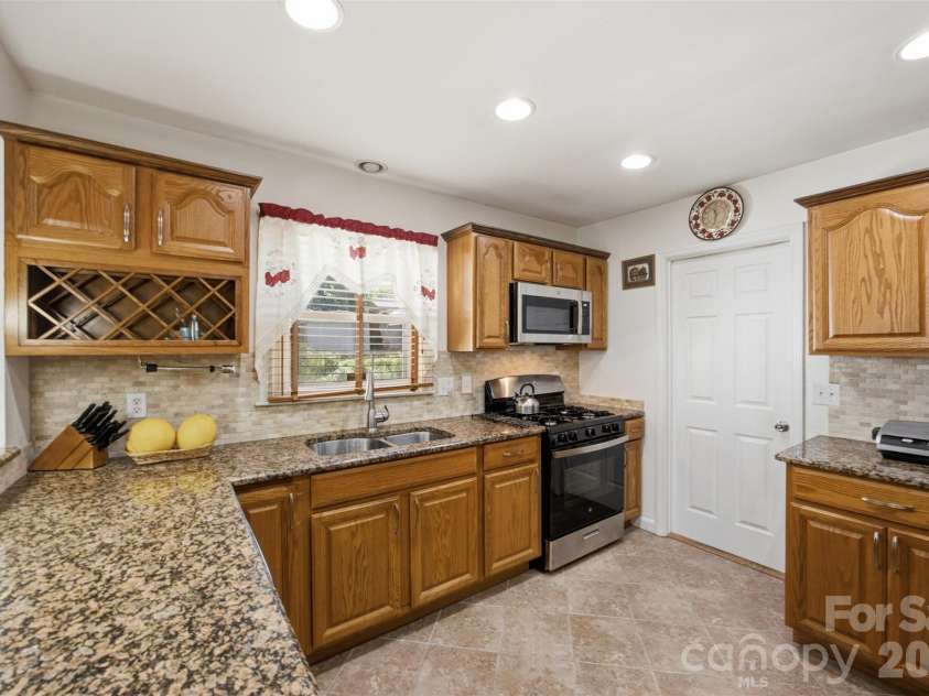 5218 Dolphin Lane, Charlotte, NC 28215.  MLS# CAR4415412, YatesRealty ID 45538. Tile backsplash and granite countertop