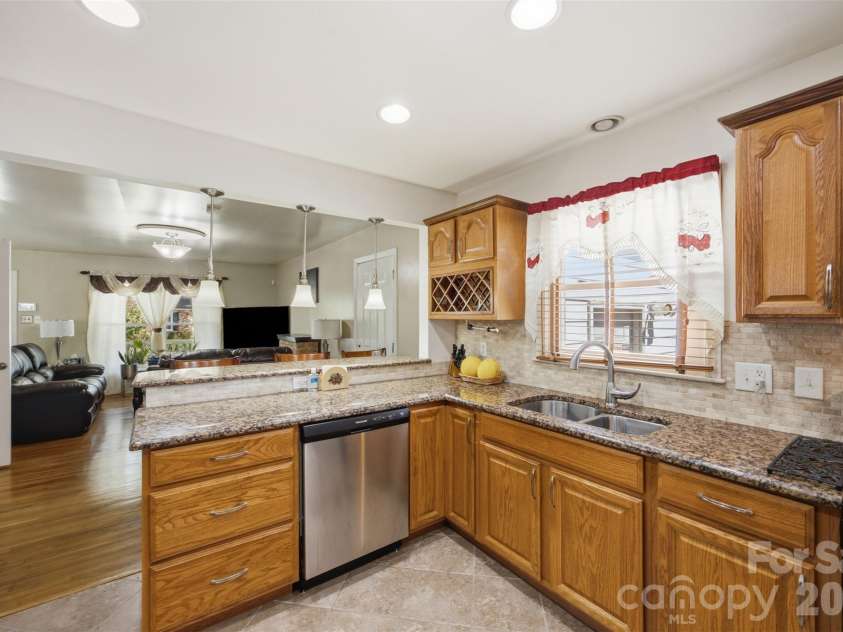 5218 Dolphin Lane, Charlotte, NC 28215.  MLS# CAR4415412, YatesRealty ID 45538. Updated kitchen
